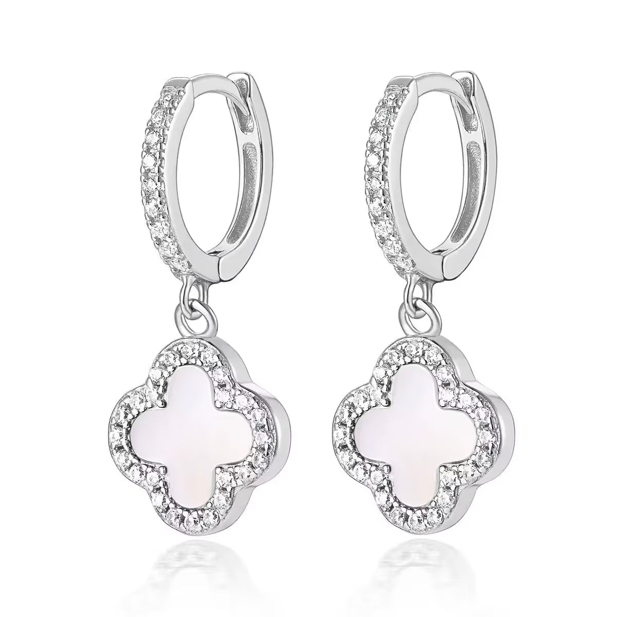 Boucles d'oreilles Créoles Trèfle en Nacre Blanche