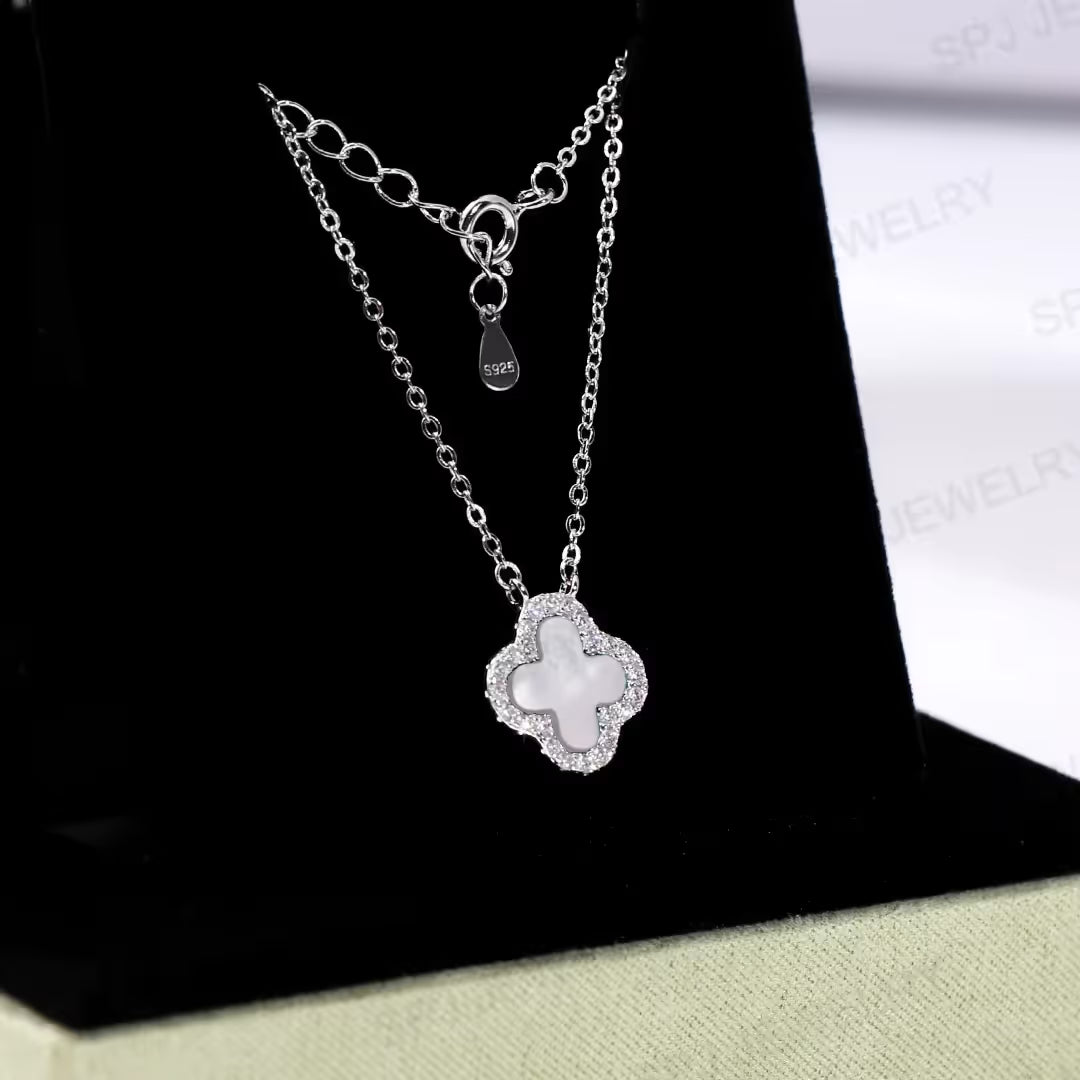 Collier Trèfle en Nacre Blanche avec Zircon