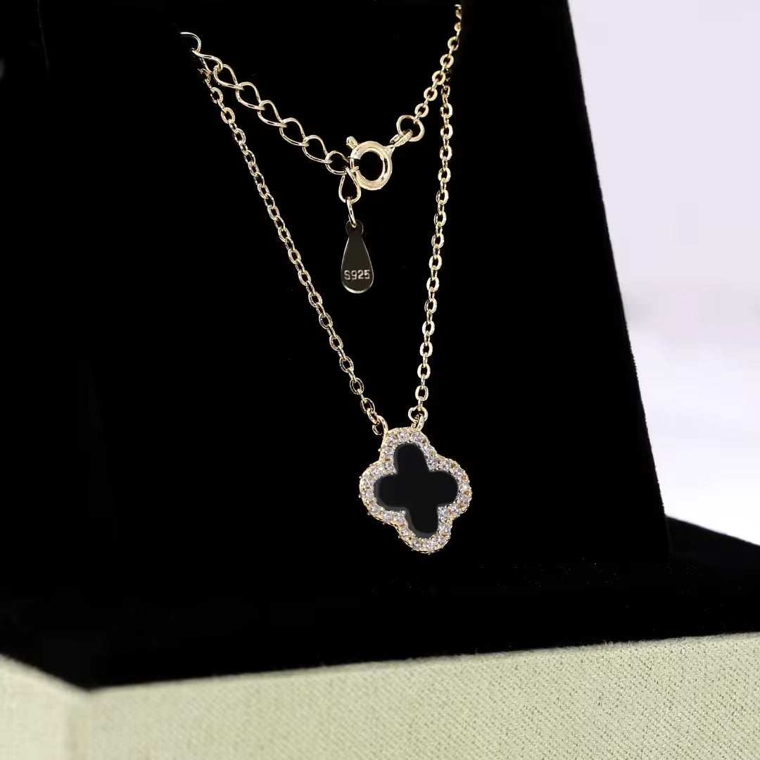 Collier Trèfle en Agate Noire avec Zircon