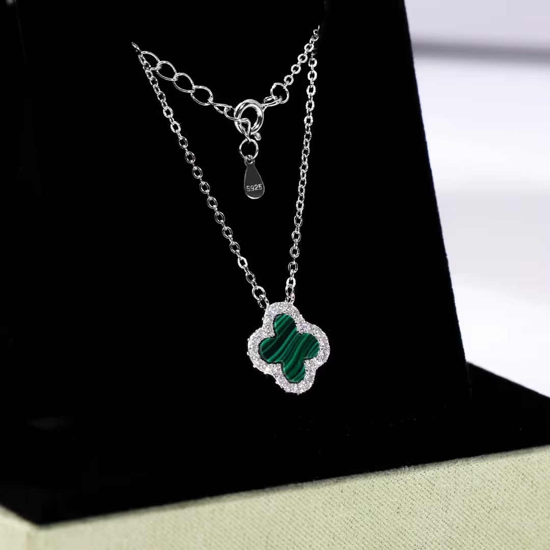 Collier Trèfle en Malachite Verte avec Zircon