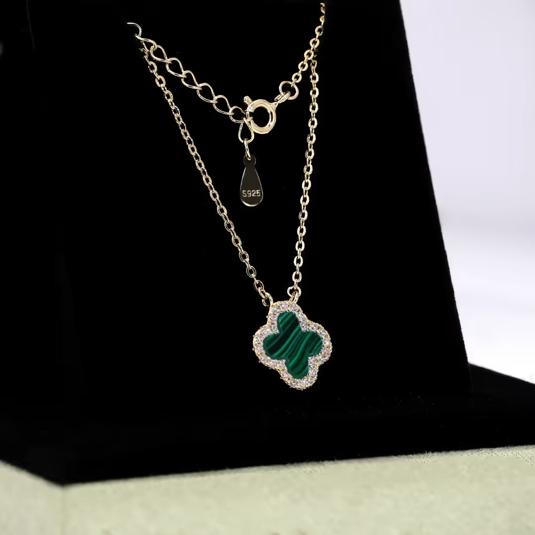 Collier Trèfle en Malachite Verte avec Zircon